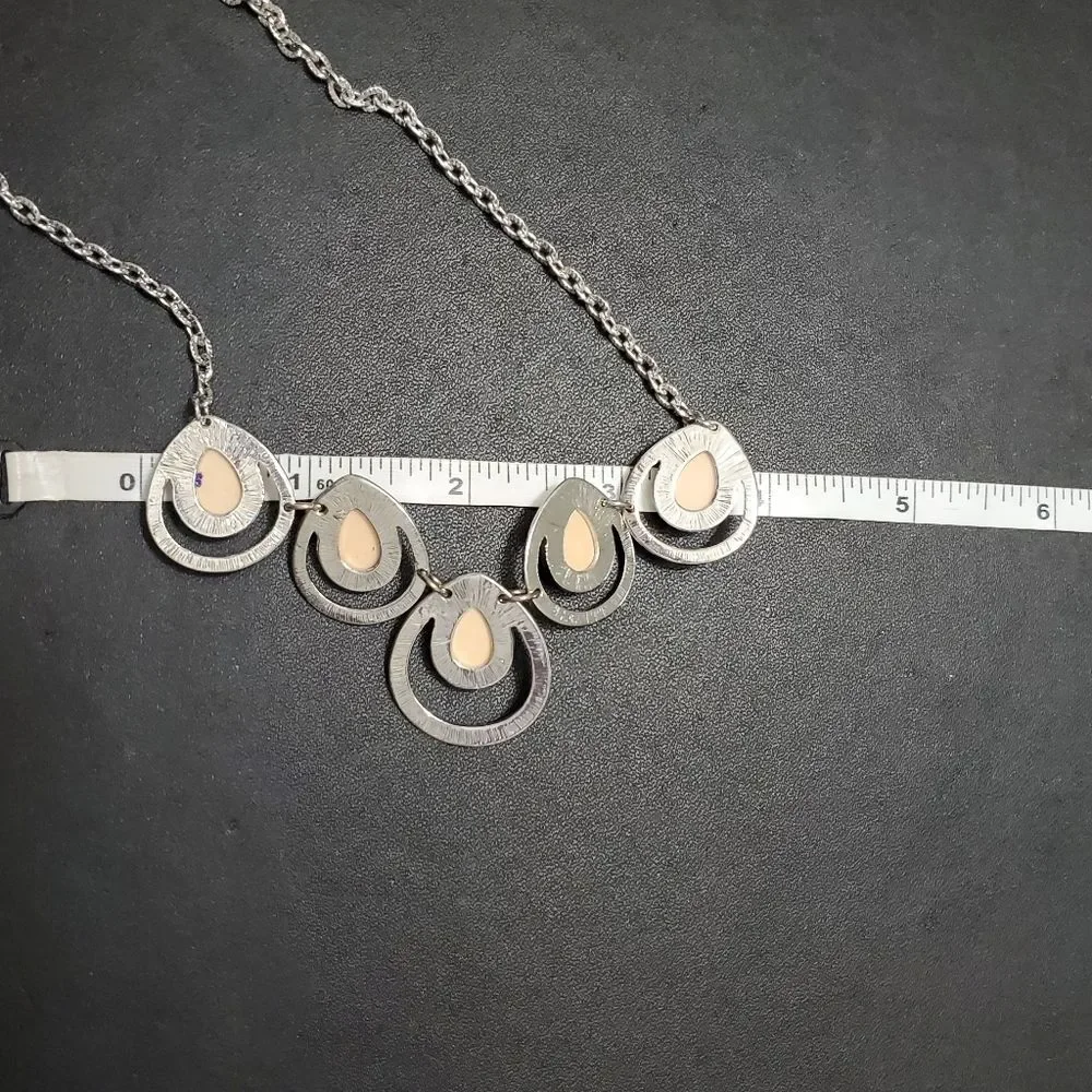 Silver tone necklace with peach faux stones 20-23